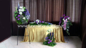 Addobbo fiori finti camera ardente funerale