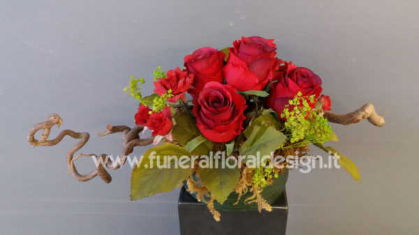 Composizione funeraria fiori artificiali tavolo firme funerale