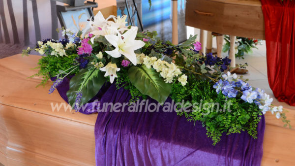 Croce funeraria fiori artificiali copricassa