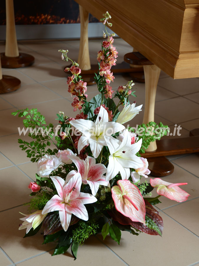 Composizione funebre decorativa a gruppi fiori artificiali