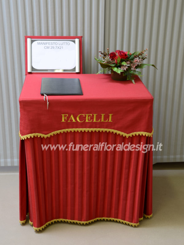 Composizione funeraria fiori artificiali tavolo firme
