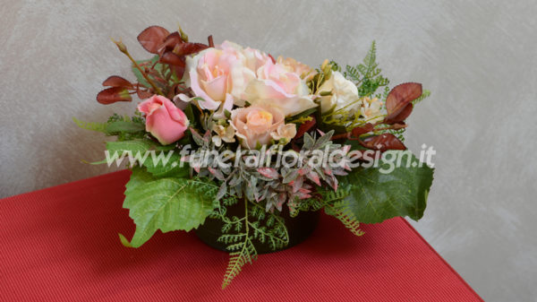 Composizione funeraria fiori artificiali tavolo firme