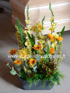 Composizione funebre vegetativa fiori artificiali