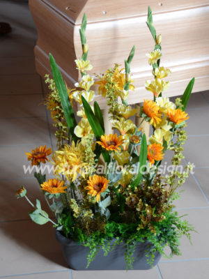 Composizione funebre vegetativa fiori artificiali