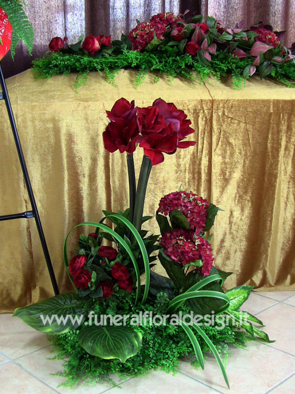 Composizione fiori finti allestimento camera mortuaria