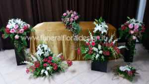 Addobbo floreale camera funeraria fiori artificiali