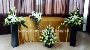Addobbo floreale funerario camera mortuaria fiori finti