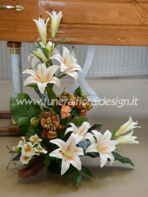 Composizione funebre decorativa monofacciale triangolare fiori artificiali