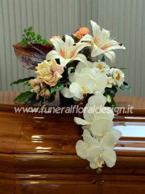 Composizione funebre cascante fiori artificiali